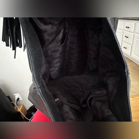 MICHAEL Michael Kors Black Pebbled Leather Medium East West Ring Tote Bag - Picture 7 of 9